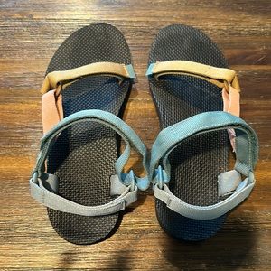 Women’s Size 11 Tevas